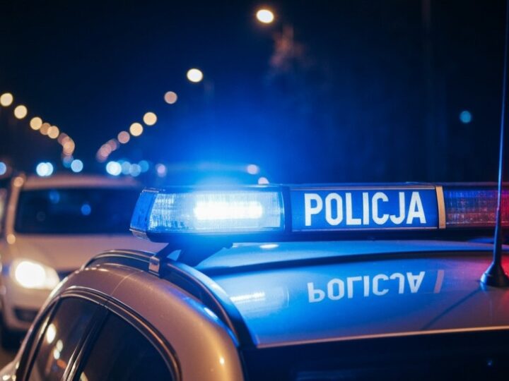 Pijana kierująca uderza w ogrodzenie i traci przytomność podczas interwencji służb