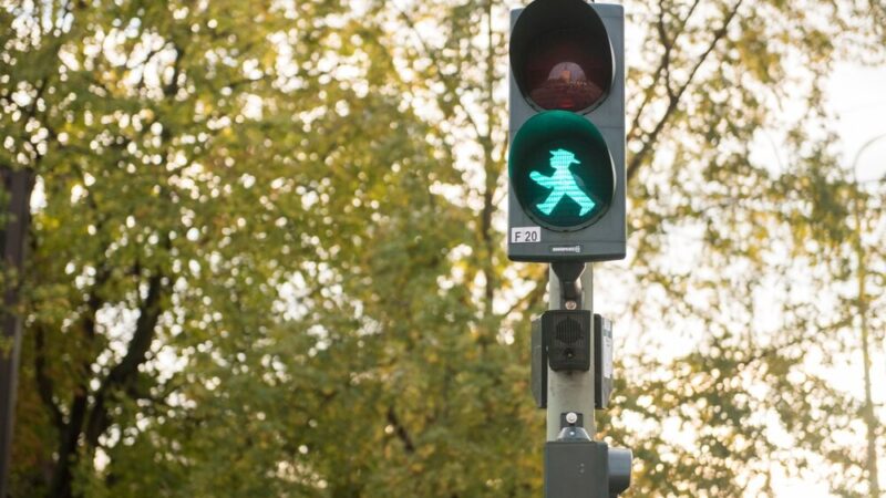 Bezpieczeństwo na drodze od przedszkola do szkoły podstawowej. Policjanci z wizytą u szczecińskich uczniów
