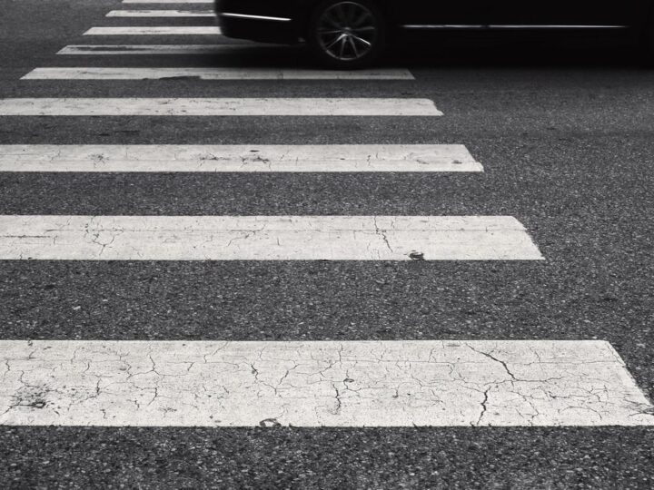 Policjantka uczy przedszkolaki, jak bezpiecznie poruszać się po drogach