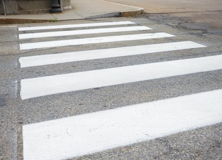Policjanci uczą przedszkolaków, jak bezpiecznie poruszać się po Szczecinie