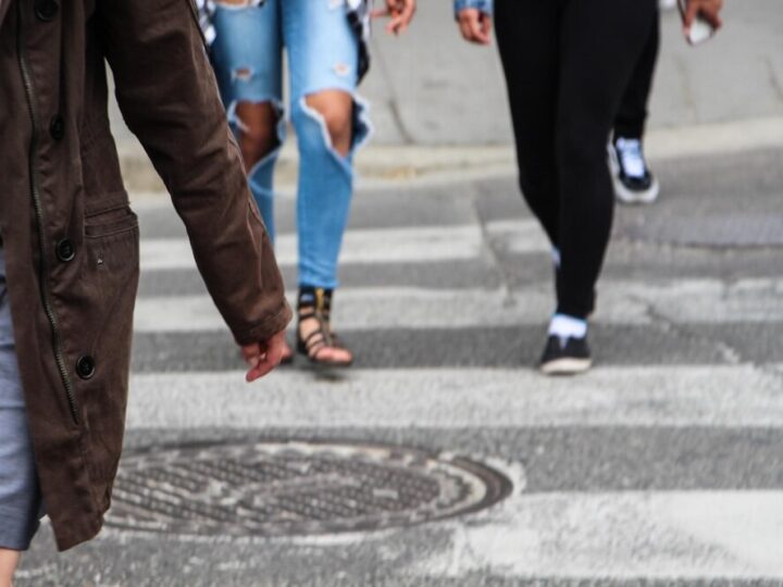 Widoczny pieszy: klucz do bezpieczeństwa na drogach w sezonie jesienno-zimowym