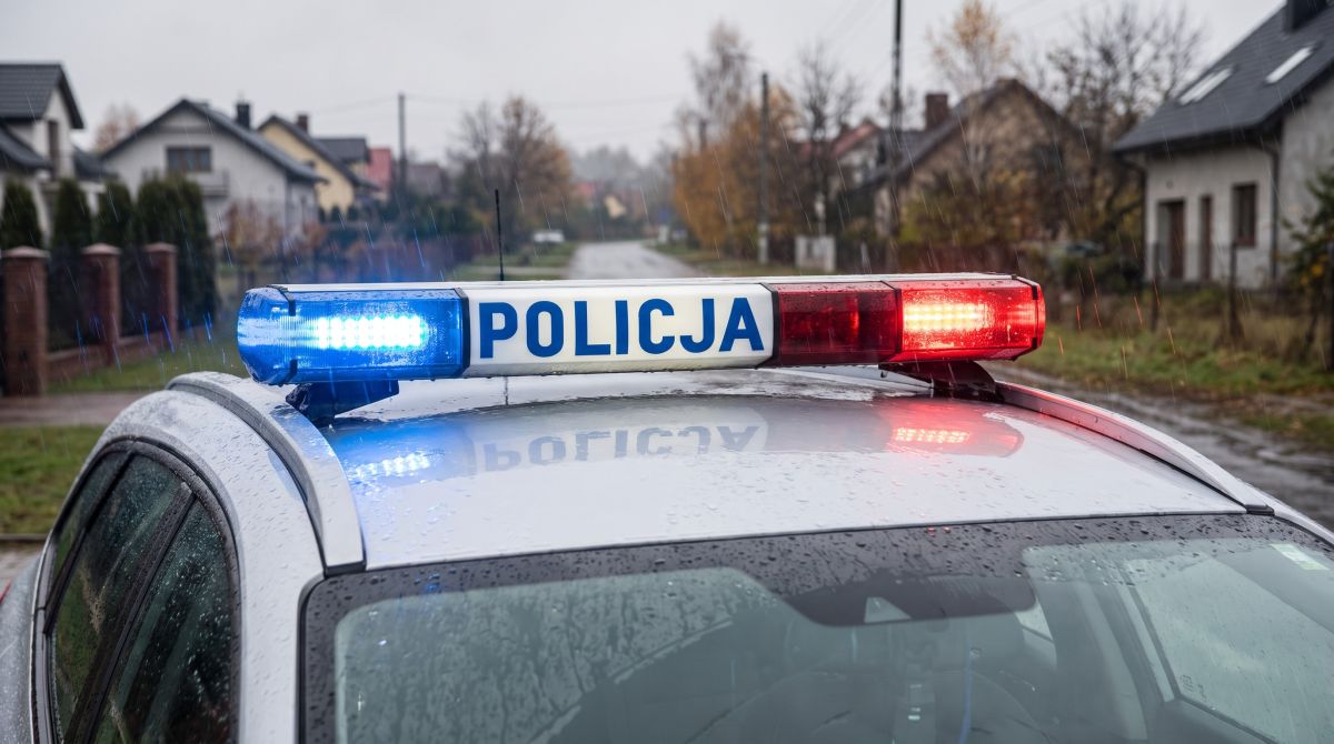 Policjanci uczą przedszkolaki bezpieczeństwa na drodze