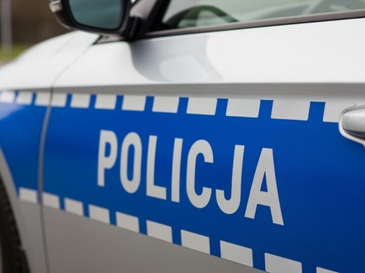Policjanci przypomnieli seniorom, jak bezpiecznie dotrzeć na cmentarz i zadbać o widoczność po zmroku