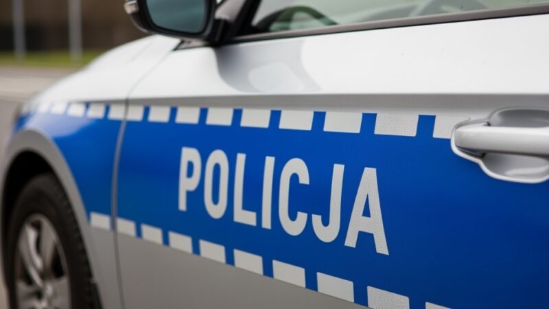 Policjanci przypomnieli seniorom, jak bezpiecznie dotrzeć na cmentarz i zadbać o widoczność po zmroku